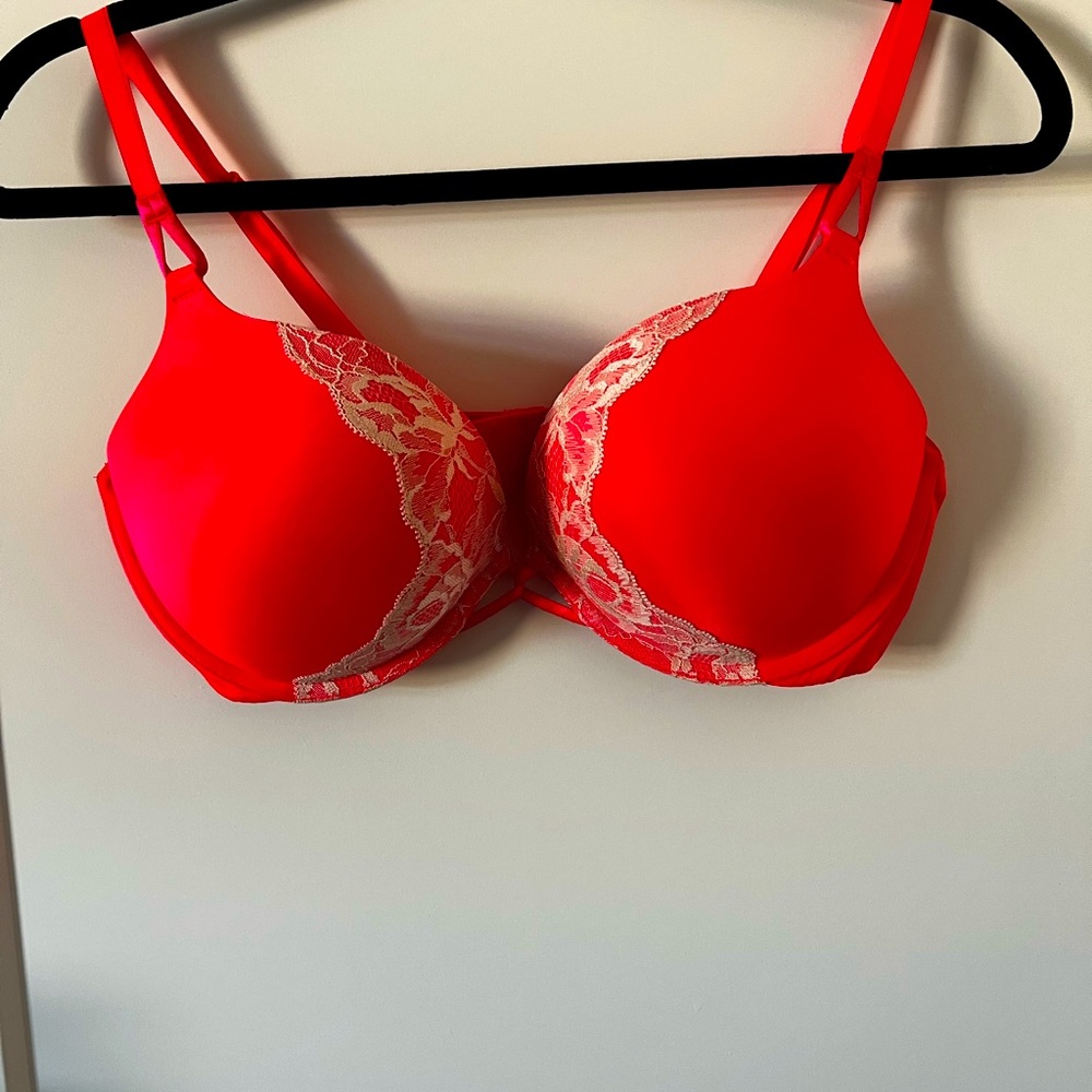 Victoria’s Secret 38C Bombshell Plunge Bra